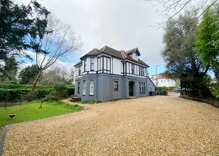 The Chine- A Spacious Studio Close To The Beach